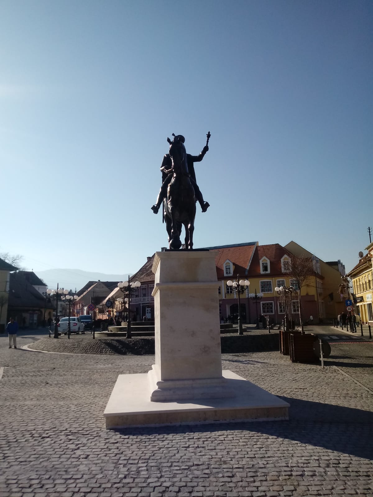 Statuia lui Mihai Viteazu, amplasată în centrul Cisnădiei