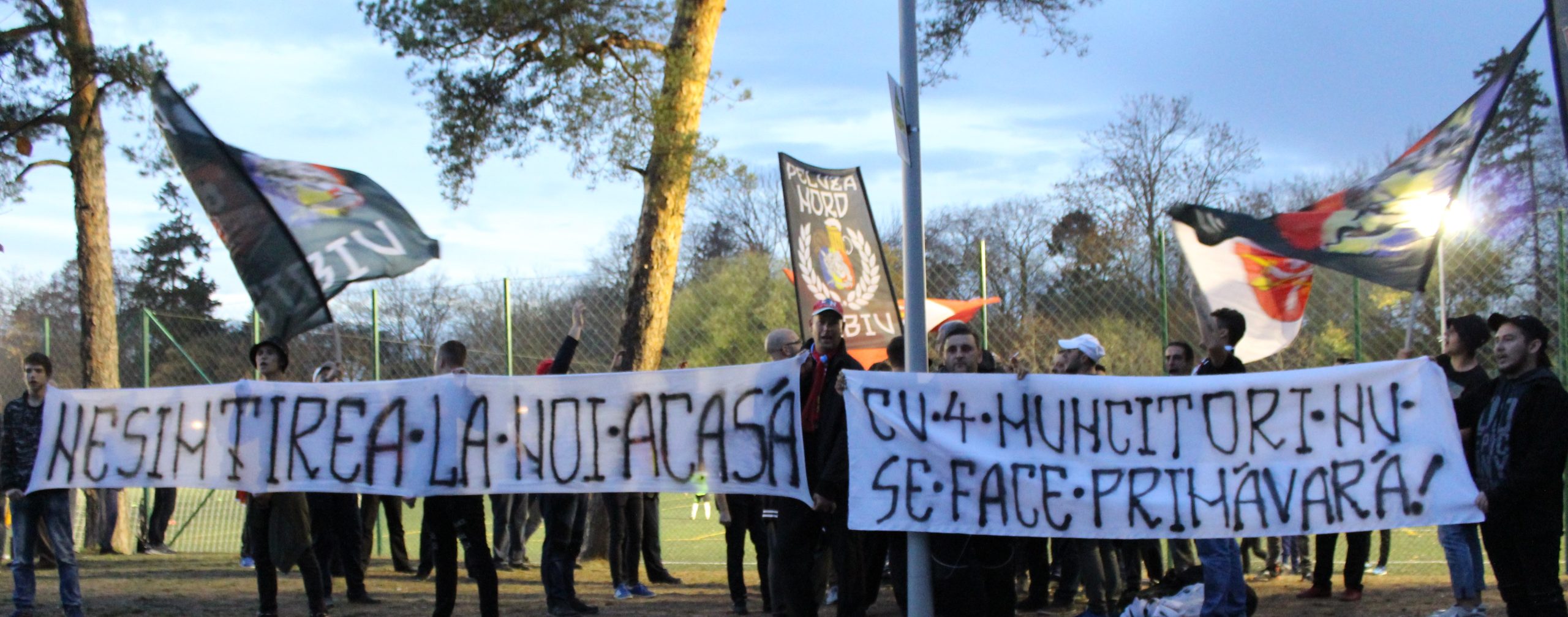 Proteste la stadionul Municipal. Fanii s-au săturat: ”Neputința voastră, distruge echipa noastră”