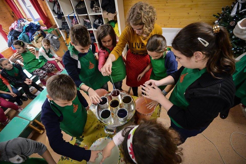 Copiii confecționează lumânări colorate, după metode străvechi, la Târgul de Crăciun