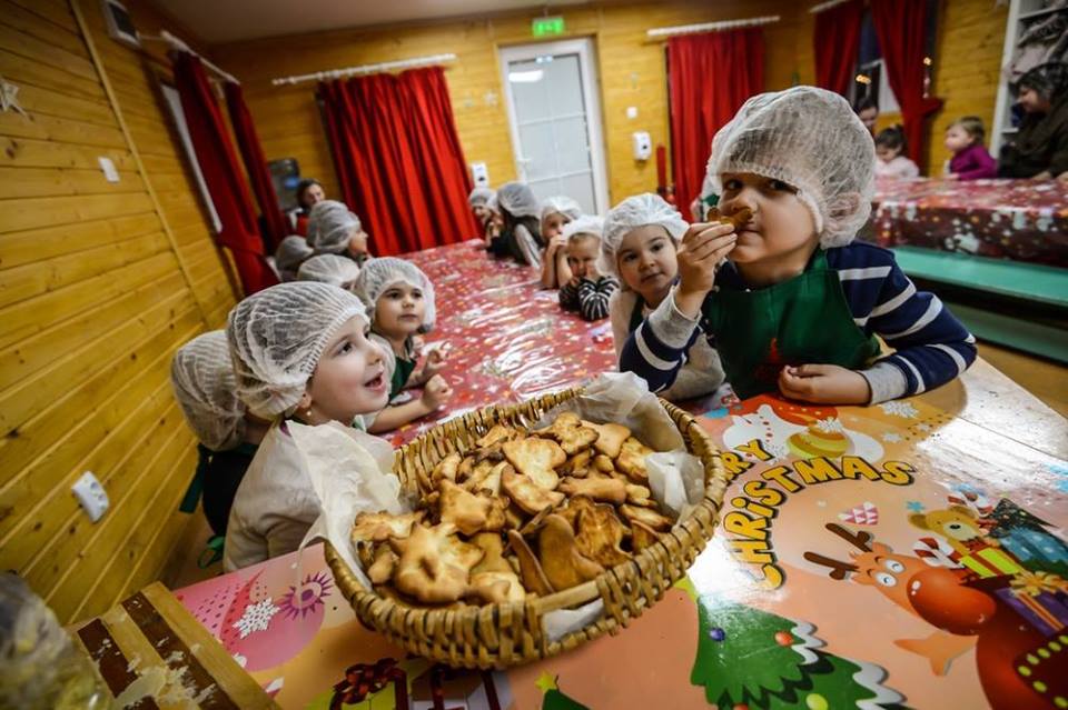 Copiii prepară biscuiţi, la Târgul de Crăciun din Piaţa Mare