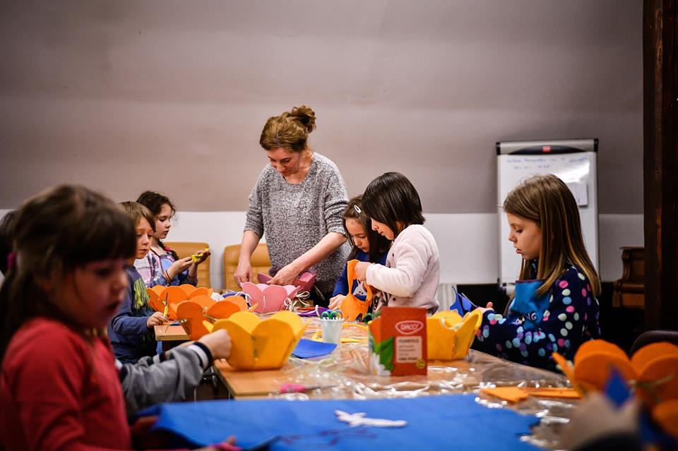 Copiii o ajută pe Scufița Roșie, la Teatrul „Gong”