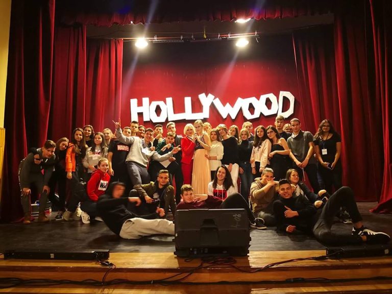 Starurile de la Hollywood au „defilat” la Balul Bobocilor de la liceul „Axente Sever” Mediaș