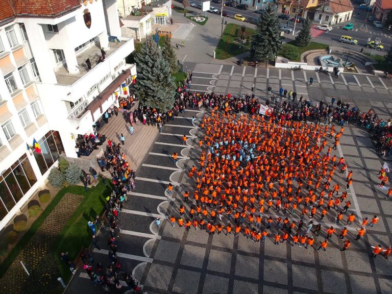 FOTO – Sute de elevi din Mediaș la Dance for Kindness 2018