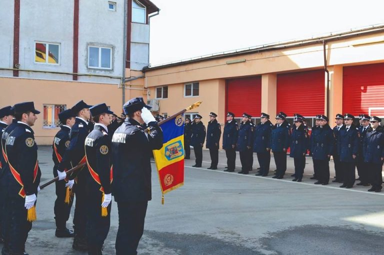 Sute de pompieri, la datorie de Ziua Națională