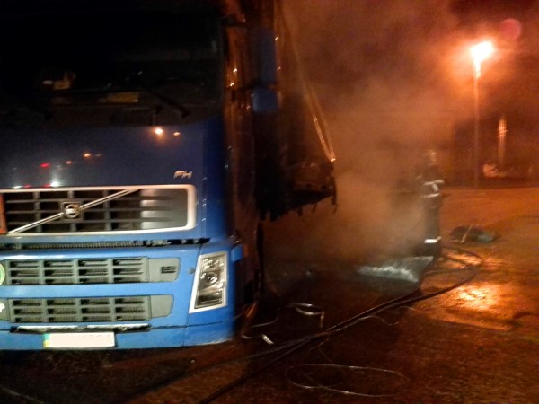 Camion încărcat cu porumb, în flăcări