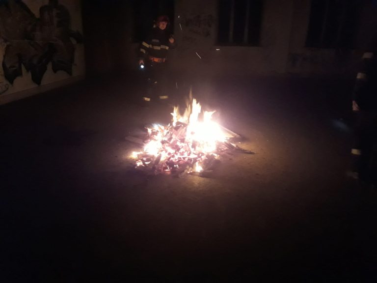 FOTO – Incendiu într-o clădire a fostei Școli de Aviație din Mediaș