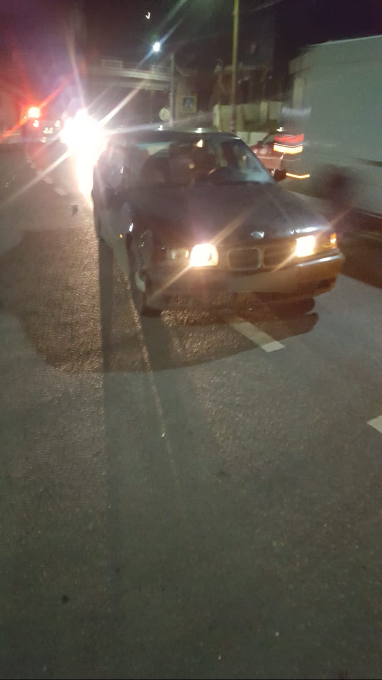 FOTO – Pieton accidentat grav după ce a fost lovit în timp ce traversa regulamentar
