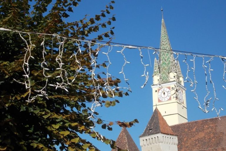 A început împodobirea Mediașului pentru Sărbătorile de Iarnă