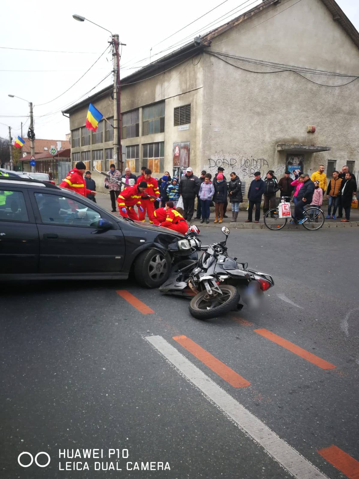 FOTO: Motociclist rănit dupa ce a fost lovit de o mașină
