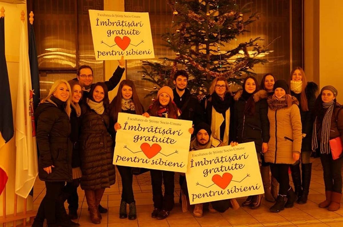 Îmbrăţişări gratuite de la studenţii ULBS