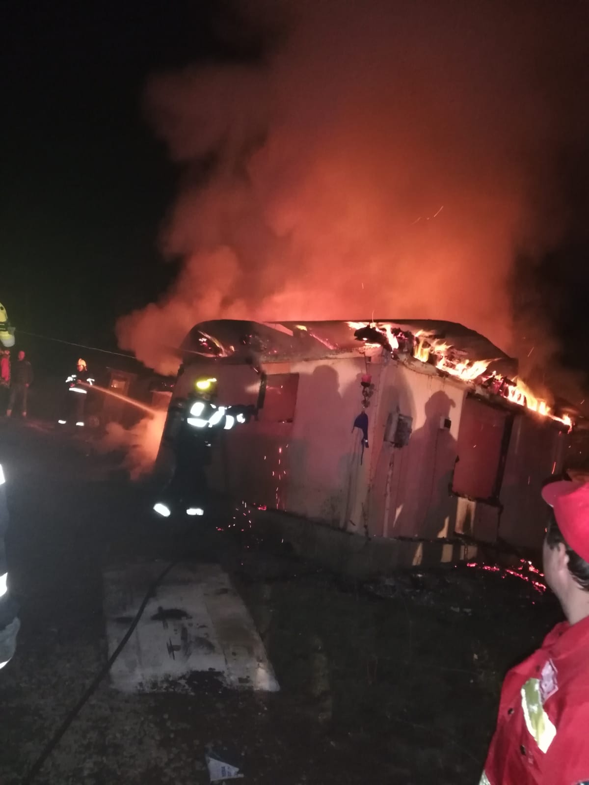 FOTO: Incendiu violent în Fofeldea, o casă a luat foc