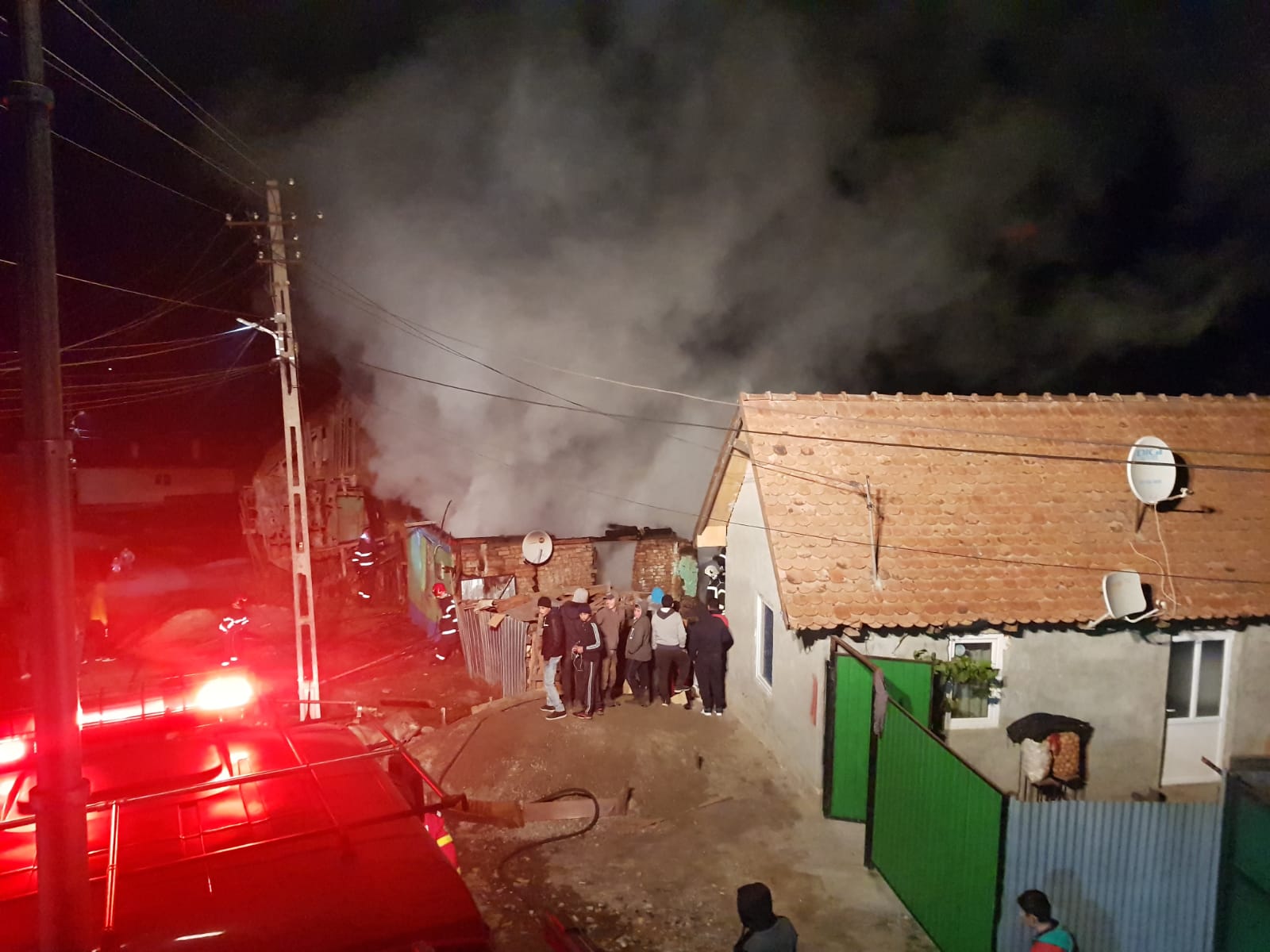FOTO: Incendiu violent la Roșia, o casă a luat foc