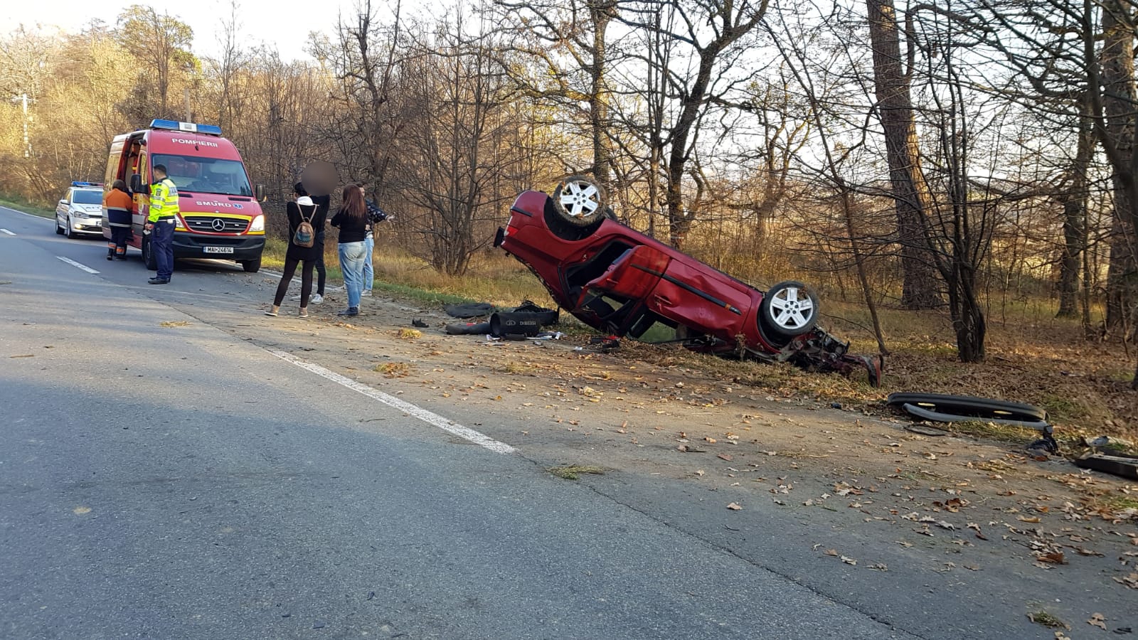 FOTO: Un tânăr s-a răsturnat cu mașina pe drumul spre Rășinari