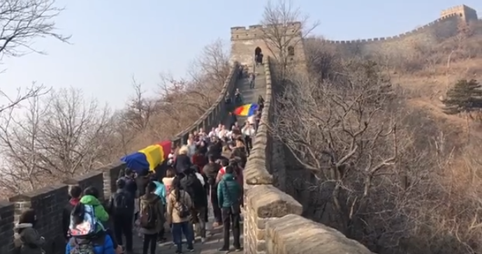VIDEO / Studenții ULBS au sărbătorit 1 Decembrie pe Marele Zid Chinezesc