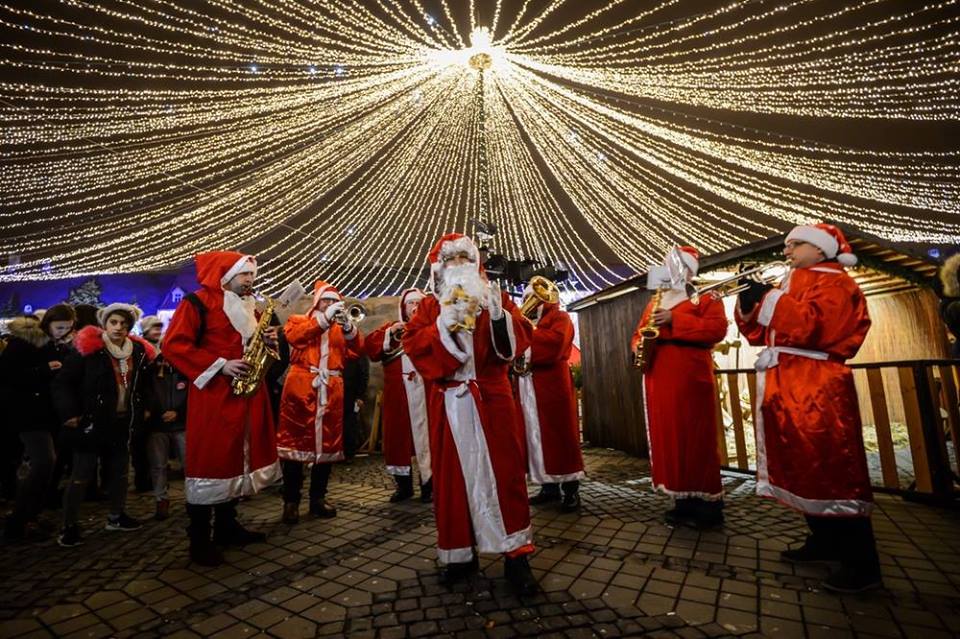 Ceata Moşilor Muzicali susţine concerte în Piaţa Mare