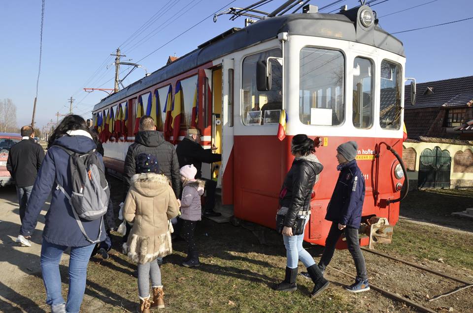 Zeci de sibieni şi turişti s-au plimbat cu tramvaiul, la Răşinari, de Ziua Naţională