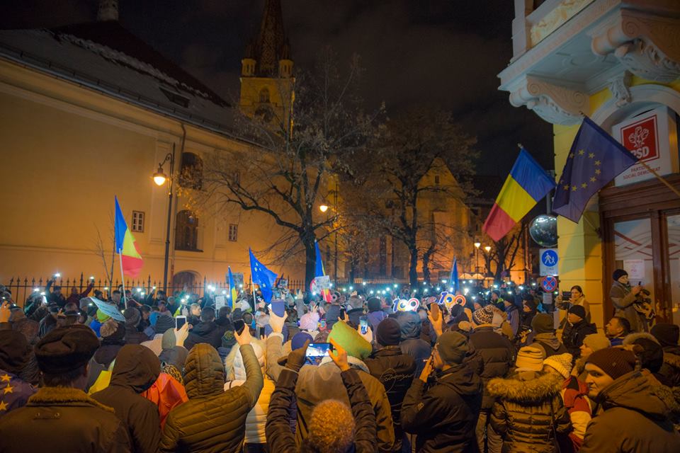 Aproximativ 2.000 de sibieni au scandat împotriva PSD, refăcând o parte din traseul Revoluţiei