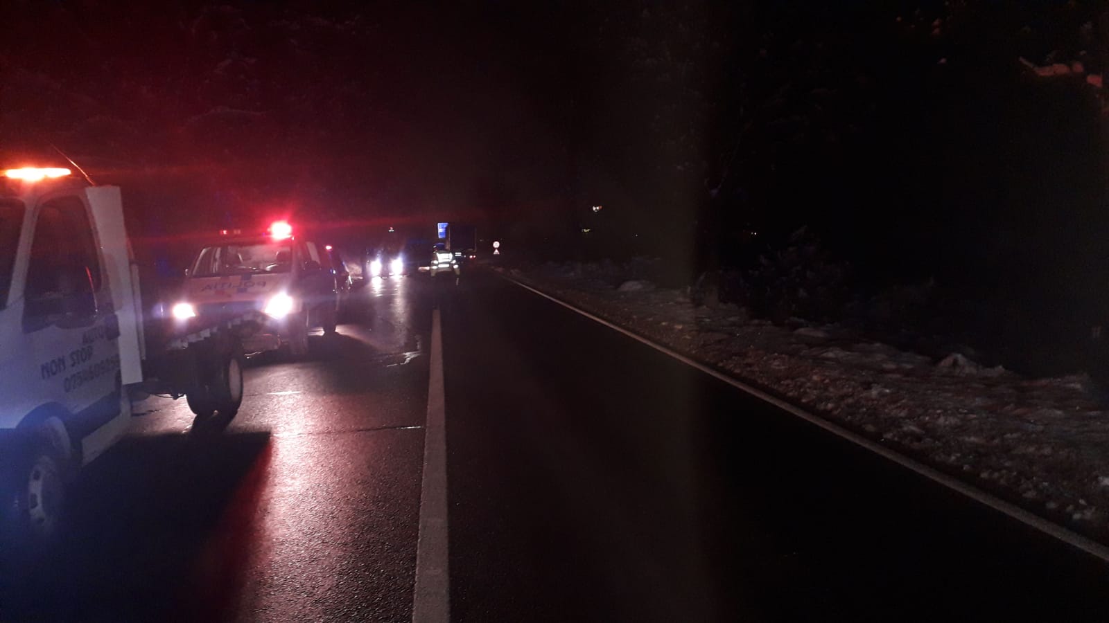 FOTO – Accident în lanț pe DN 7. Trei persoane au ajuns la spital
