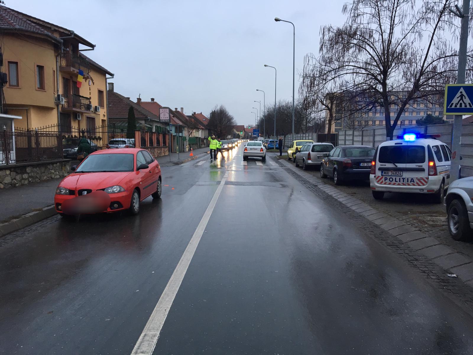 FOTO – Sibiancă lovită pe trecerea de pietoni și proiectată într-un autoturism