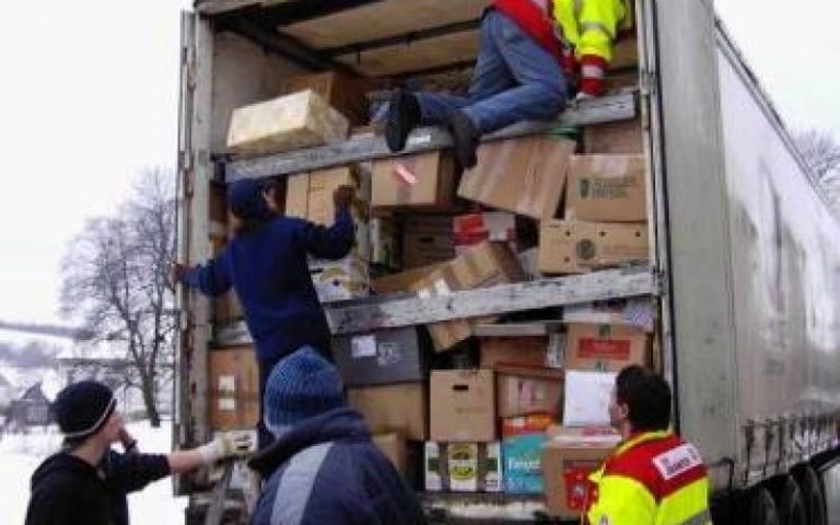 „Camionul de Crăciun” aduce o mulțime de cadouri pentru copii