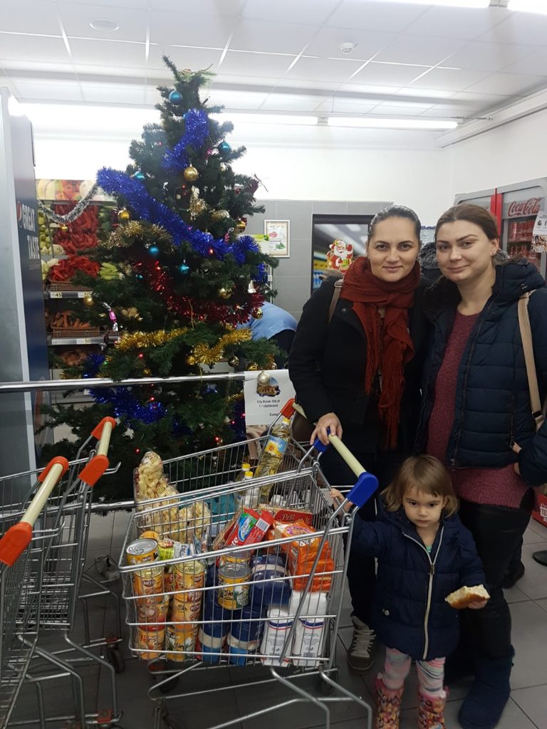 Membrii Clubului Rotaract Mediaș, la Campania Hrănește un Zâmbet