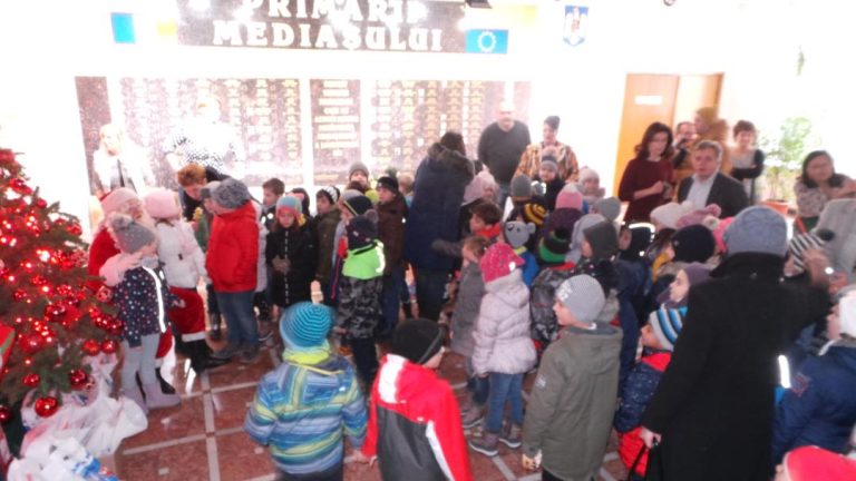 FOTO – Programul Moșului aduce 4.000 de colindători la Primăria Mediaș