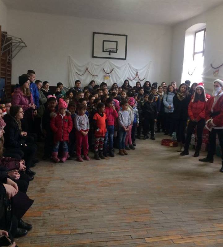 FOTO – Daruri în apropierea Crăciunului din partea elevilor Liceului Teoretic „Axente Sever”