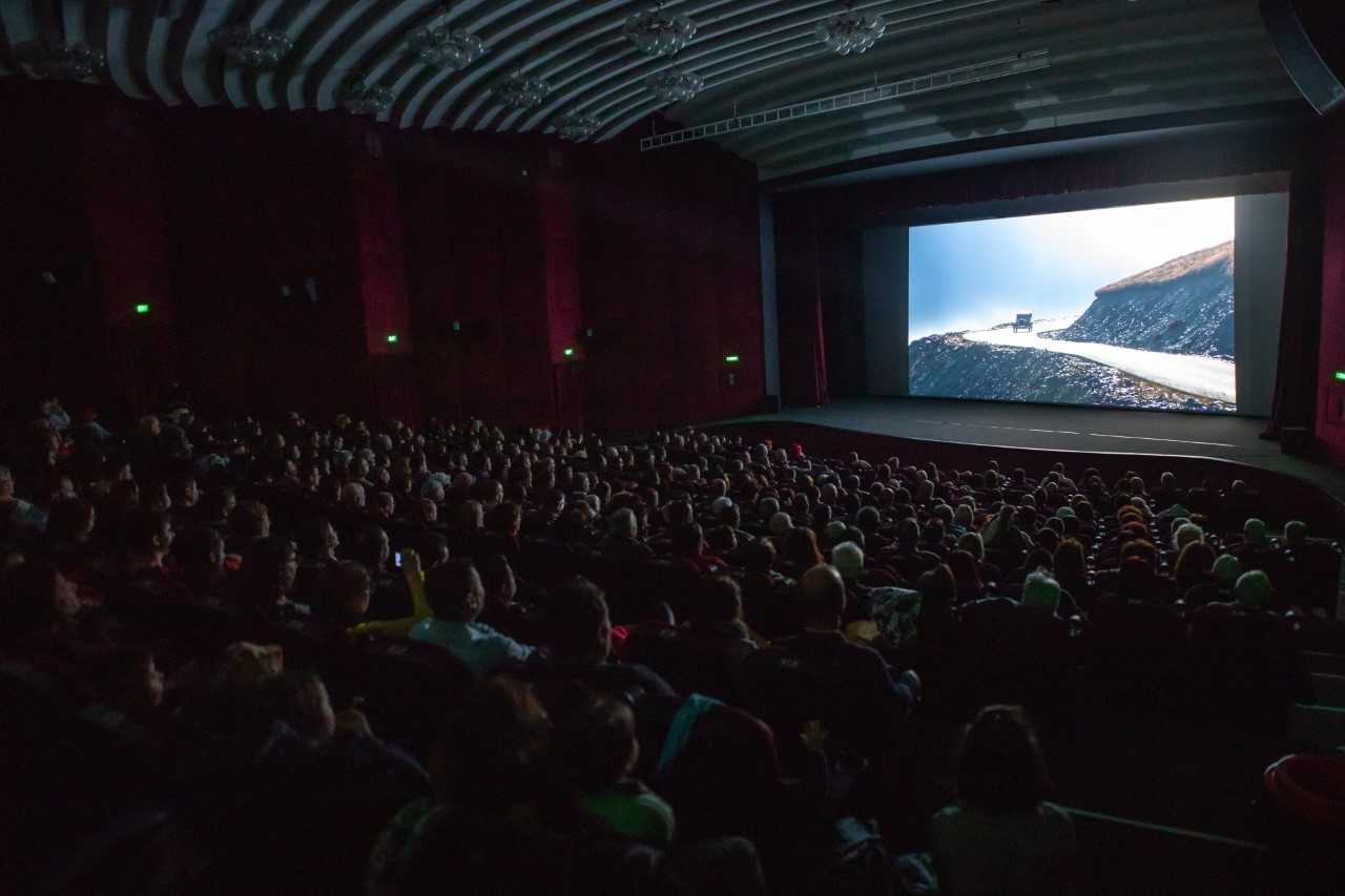 Sute de spectatori au vizionat „Transalpina – Drumul Regilor” în cadrul proiecțiilor speciale de Centenar