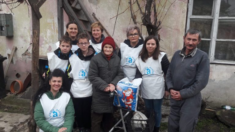 FOTO – Surprize pentru sute de vârstnici înainte de Crăciun