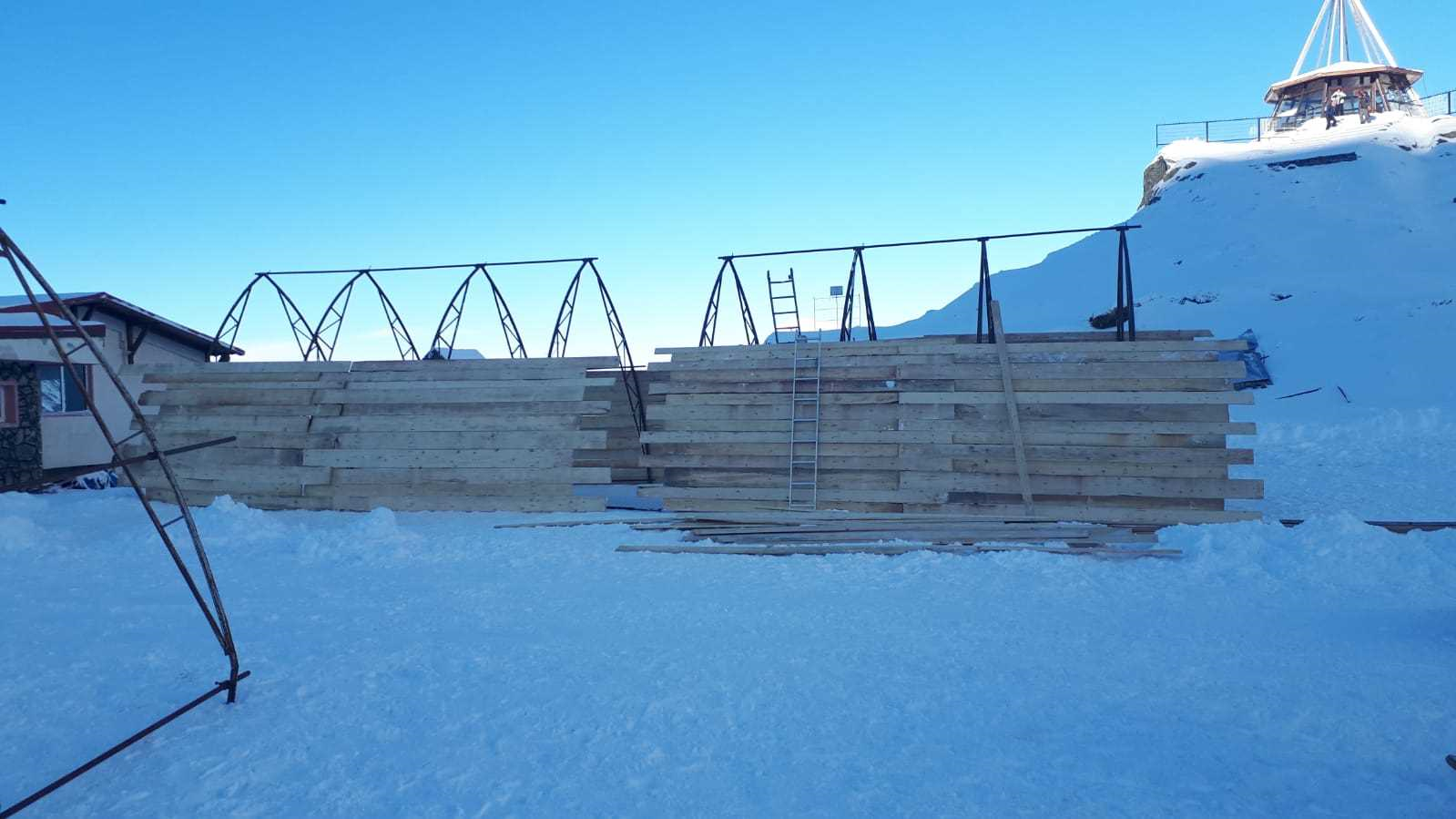 FOTO – Au început lucrările la noul Hotel de Gheaţă de la Bâlea Lac