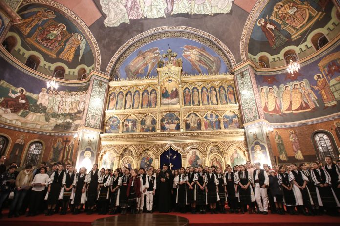 Elevi de la peste 30 de şcoli şi licee din judeţul Sibiu au colindat la Catedrala Mitropolitană