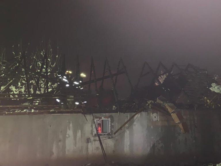 FOTO – Acoperișul unei case, distrus de un incendiu