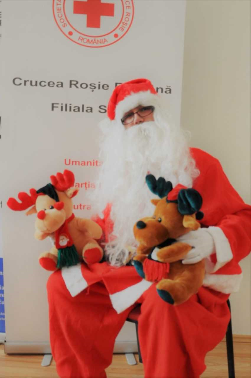 Crucea Roșie Sibiu îl trimite pe Moș Crăciun în casele sibienilor de peste 10 ani