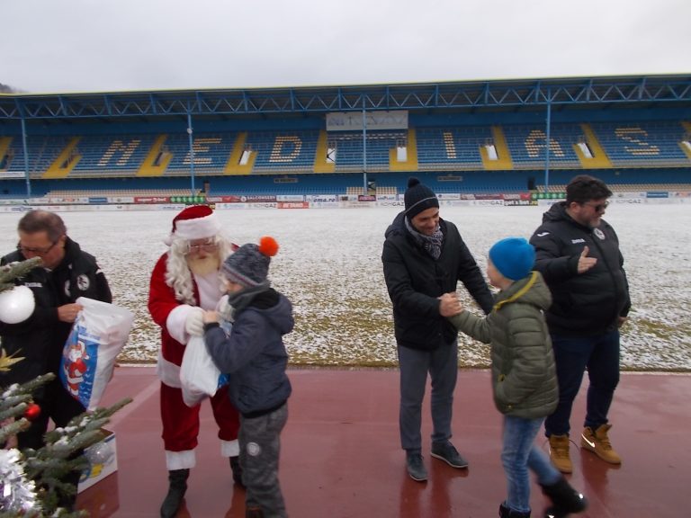FOTO – Moș Crăciun a ajuns la copiii și juniorii Gazului Metan