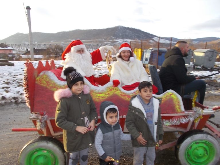 FOTO – Un Moș Crăciun de poveste a ajuns la Târnava