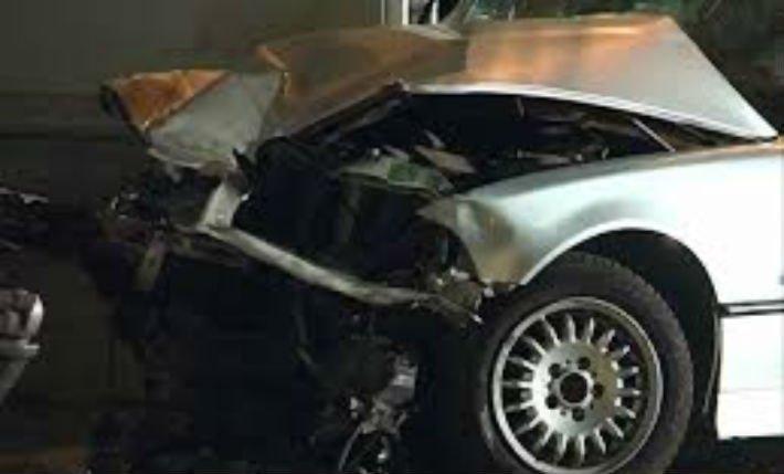 Un șofer în stare de ebrietate s-a oprit cu mașina în zidul unei case