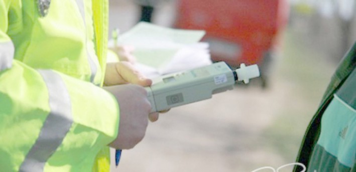 Un sibian cu alcoolemie de peste 1 la mie s-a oprit cu mașina în stâlp