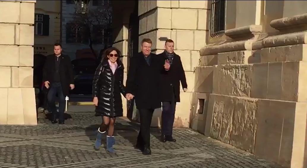 VIDEO | Iohannis, la slujba de duminică, la Biserica Romano-Catolică, alături de soţie
