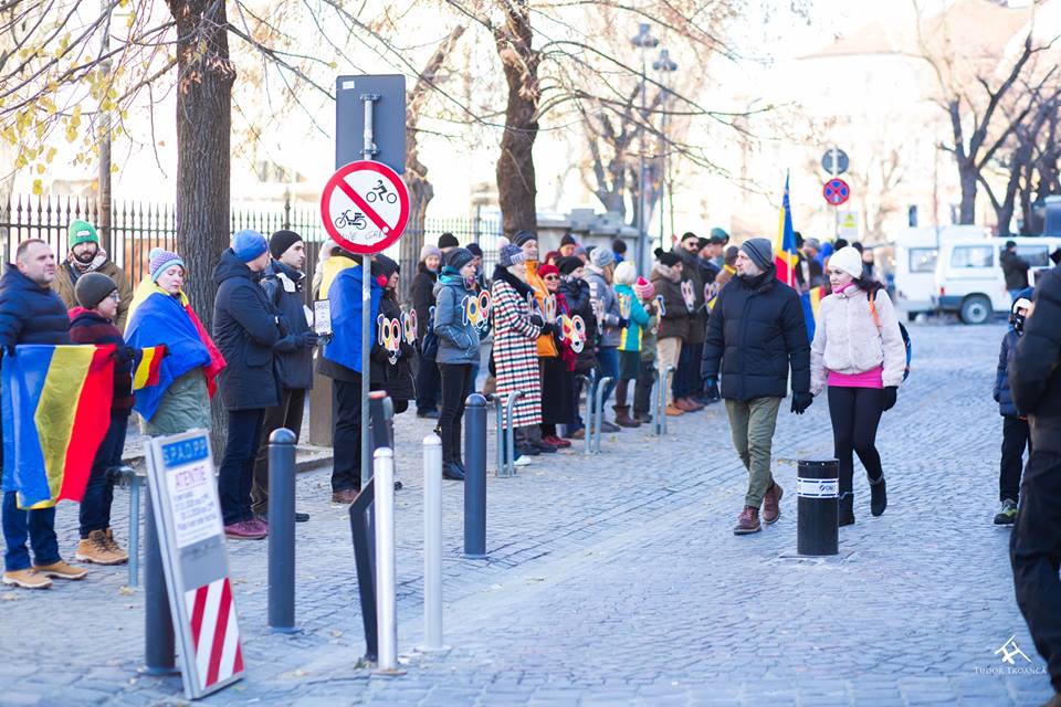 Un an de proteste Vă vedem din Sibiu. Astăzi are loc un flashmob