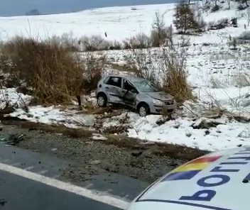 VIDEO: Accident la Bradu, o șoferiță a virat la stânga pe linie continuă