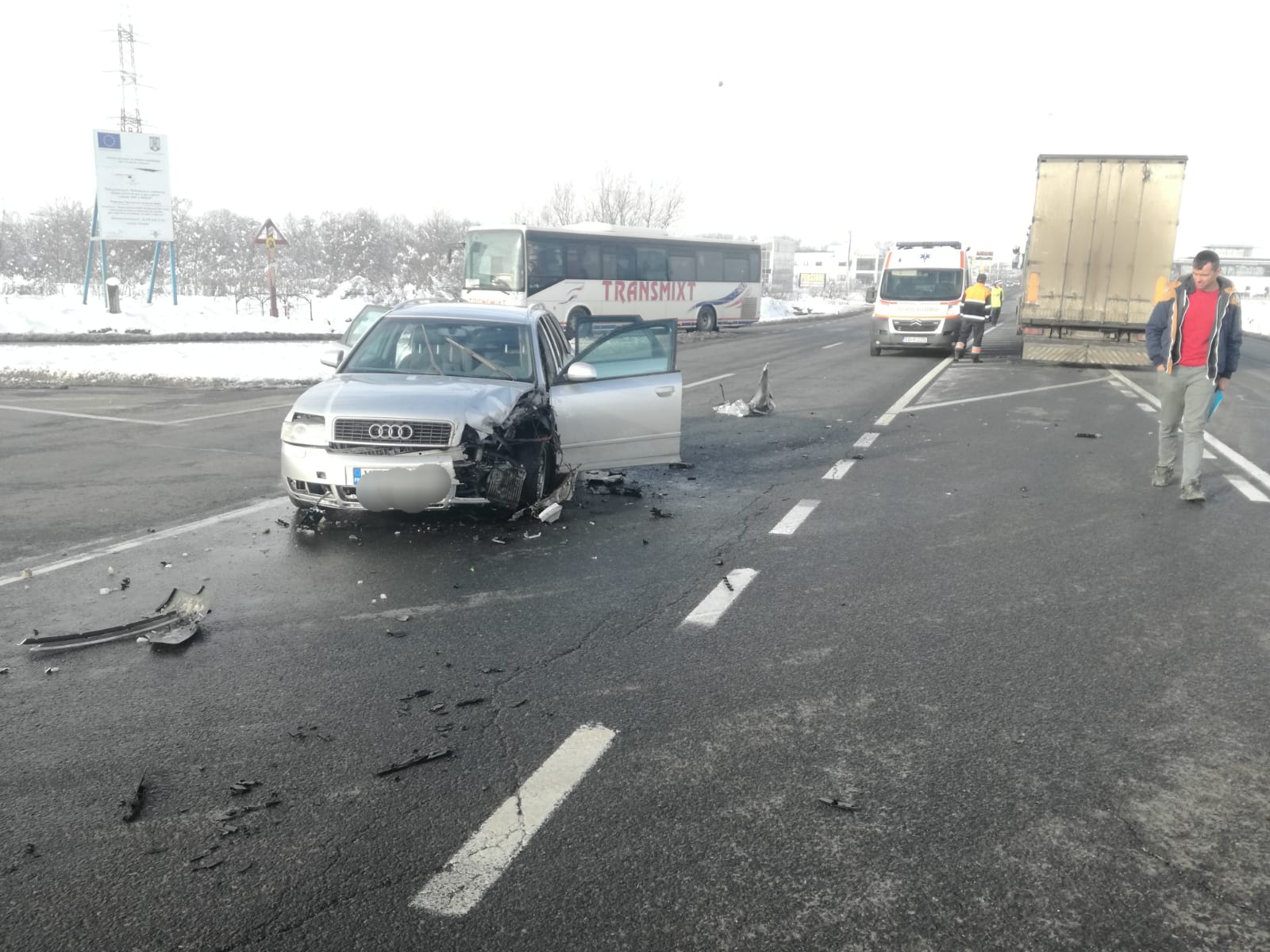 FOTO: Doi copii și tatăl lor răniți după ce mașina în care se aflau a fost lovită de un TIR