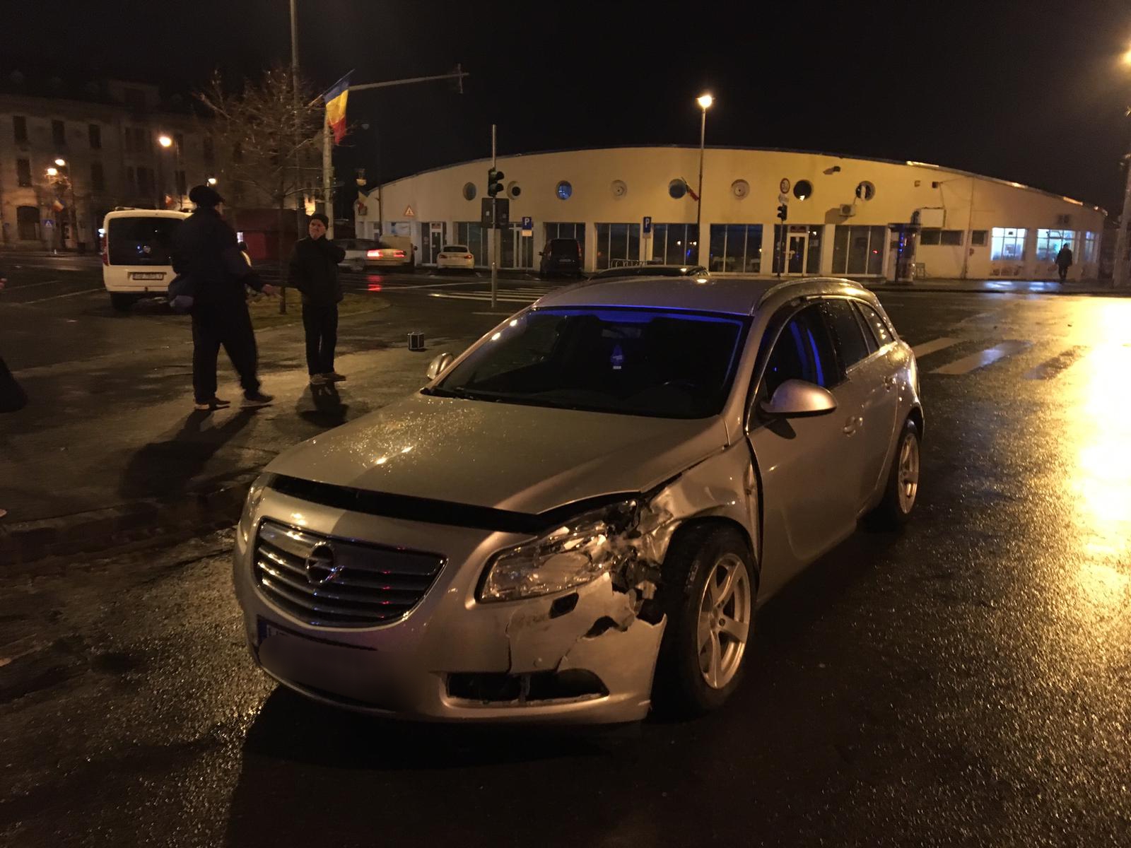 FOTO: Patru oameni răniți într-un accident la Piața Cibin. Un șofer nu a acordat prioritate