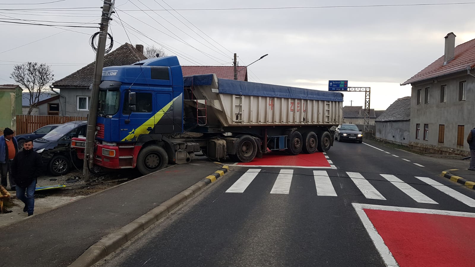 UPDATE-FOTO: Trafic blocat pe DN1, în Săcel din cauza unui accident între o mașină și un camion