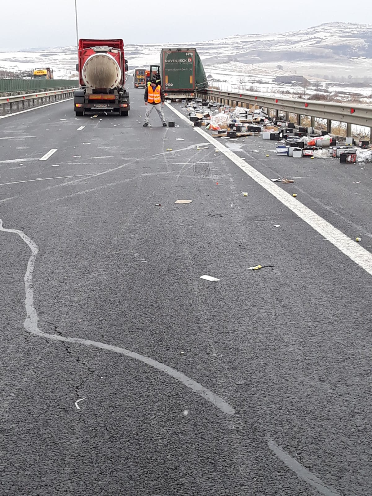 FOTO: Mai multe baterii căzute pe autostradă dintr-un camion