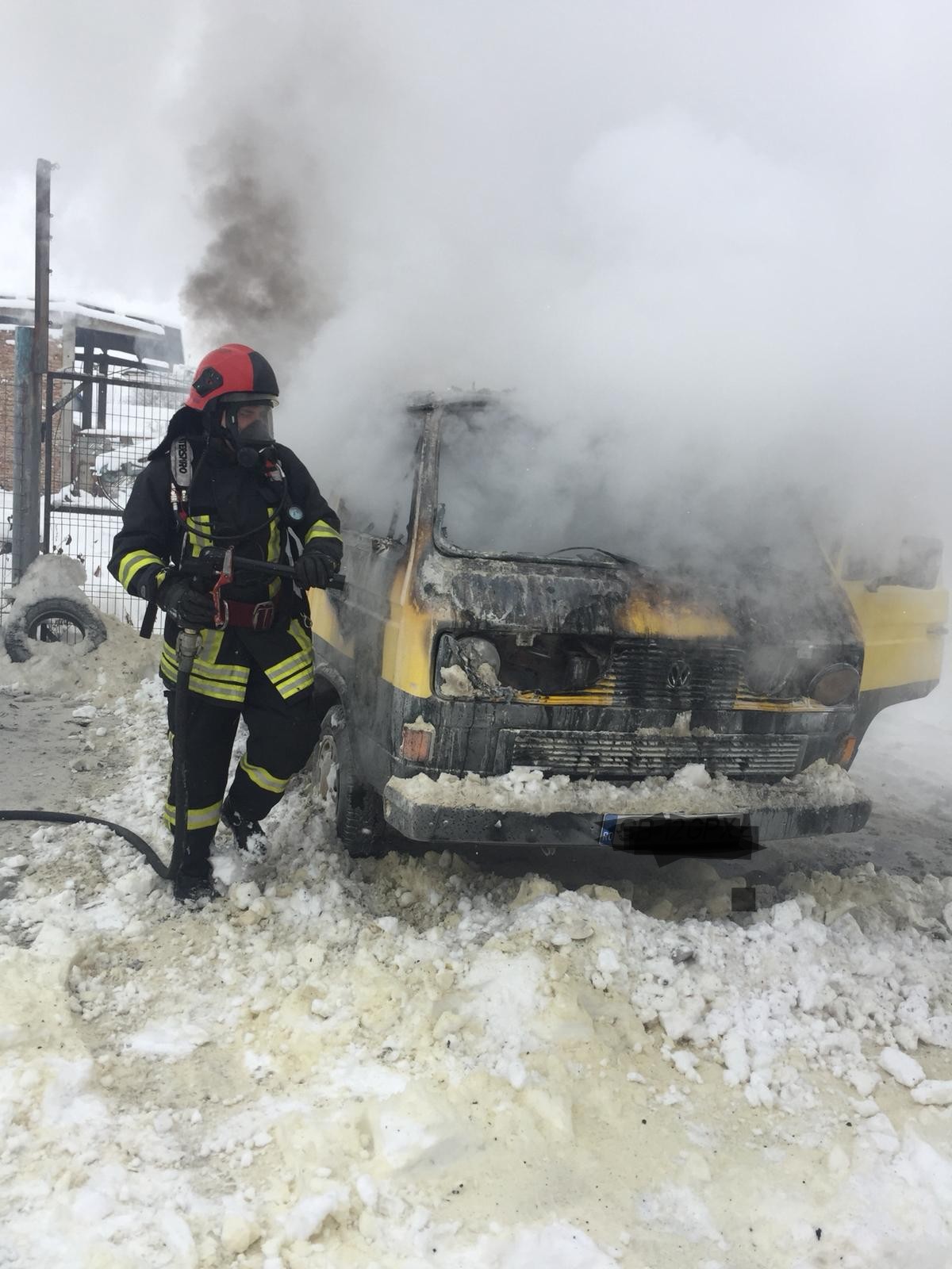 UPDATE-FOTO: Microbuz în flăcări, curtea unei firme din Sibiu