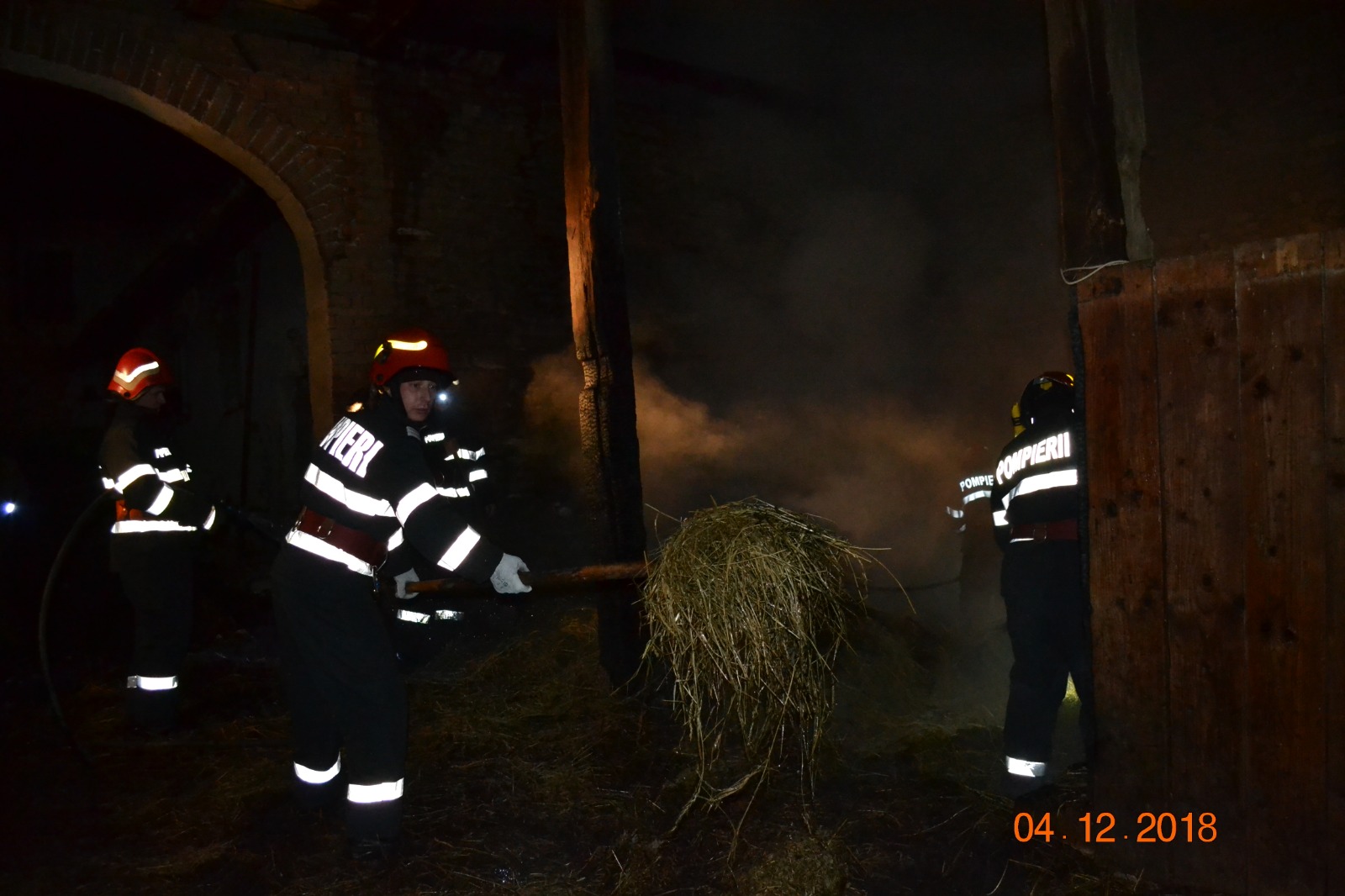 FOTO: Incendiu la o șură în localitatea Dobârca, pompierii au intervenit în cursul nopții