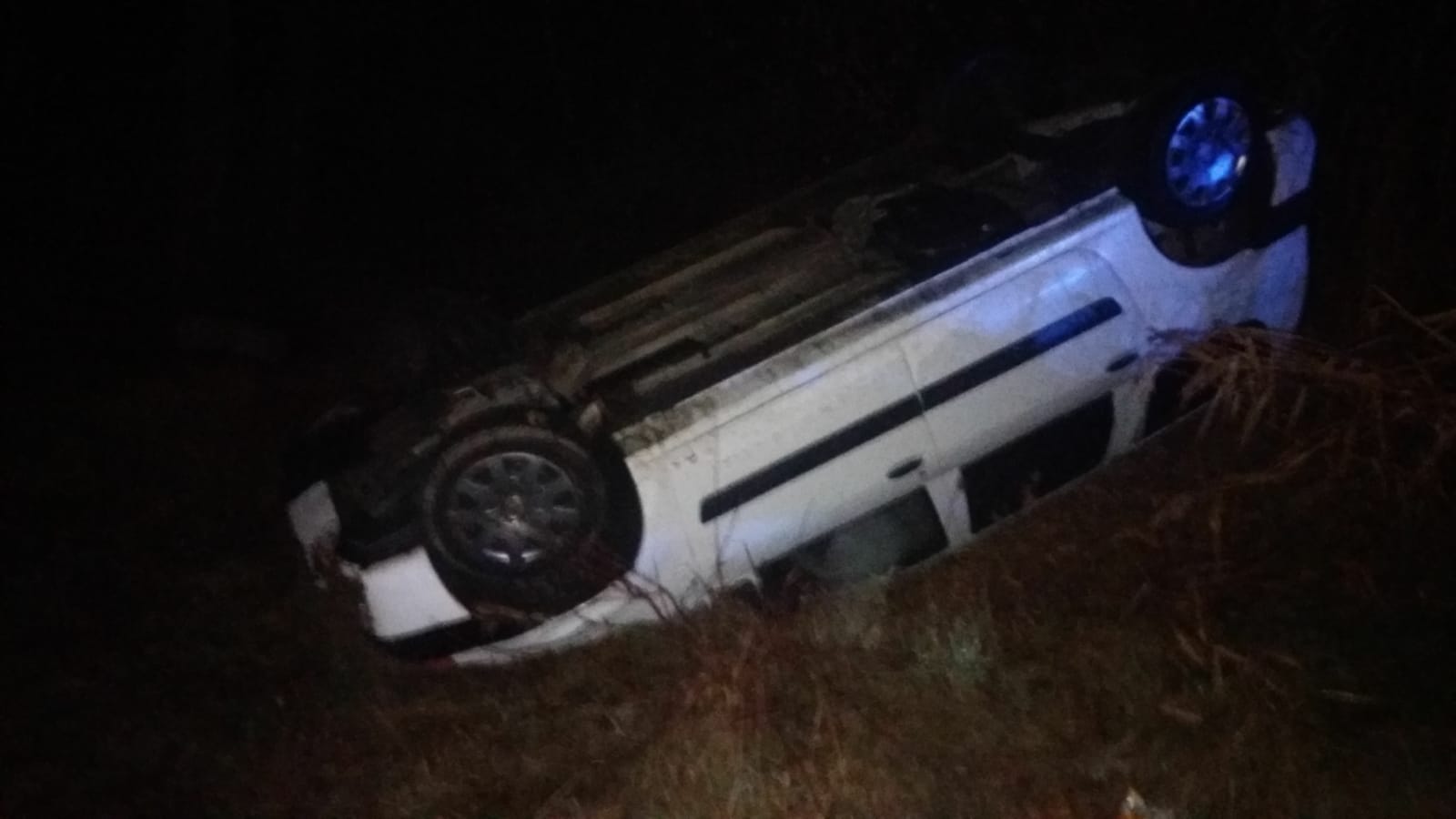 FOTO: Accident pe Hula Bradului, un șofer s-a răsturnat cu mașina din cauza vitezei