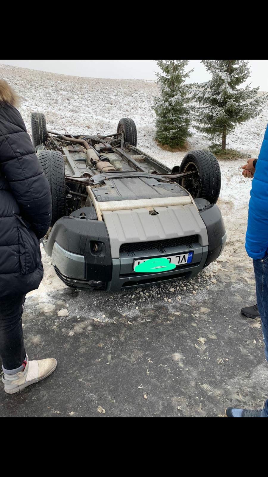 FOTO: O mașină s-a răsturnat pe drumul spre Păltiniș! Șoseaua era acoperită cu zăpadă