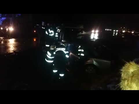 A intrat cu mașina în zidul unei case, care a căzut peste o femeie