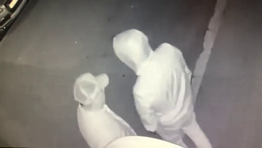 VIDEO: Poliția caută doi tineri care ar fi încercat să fure bani dintr-un bancomat
